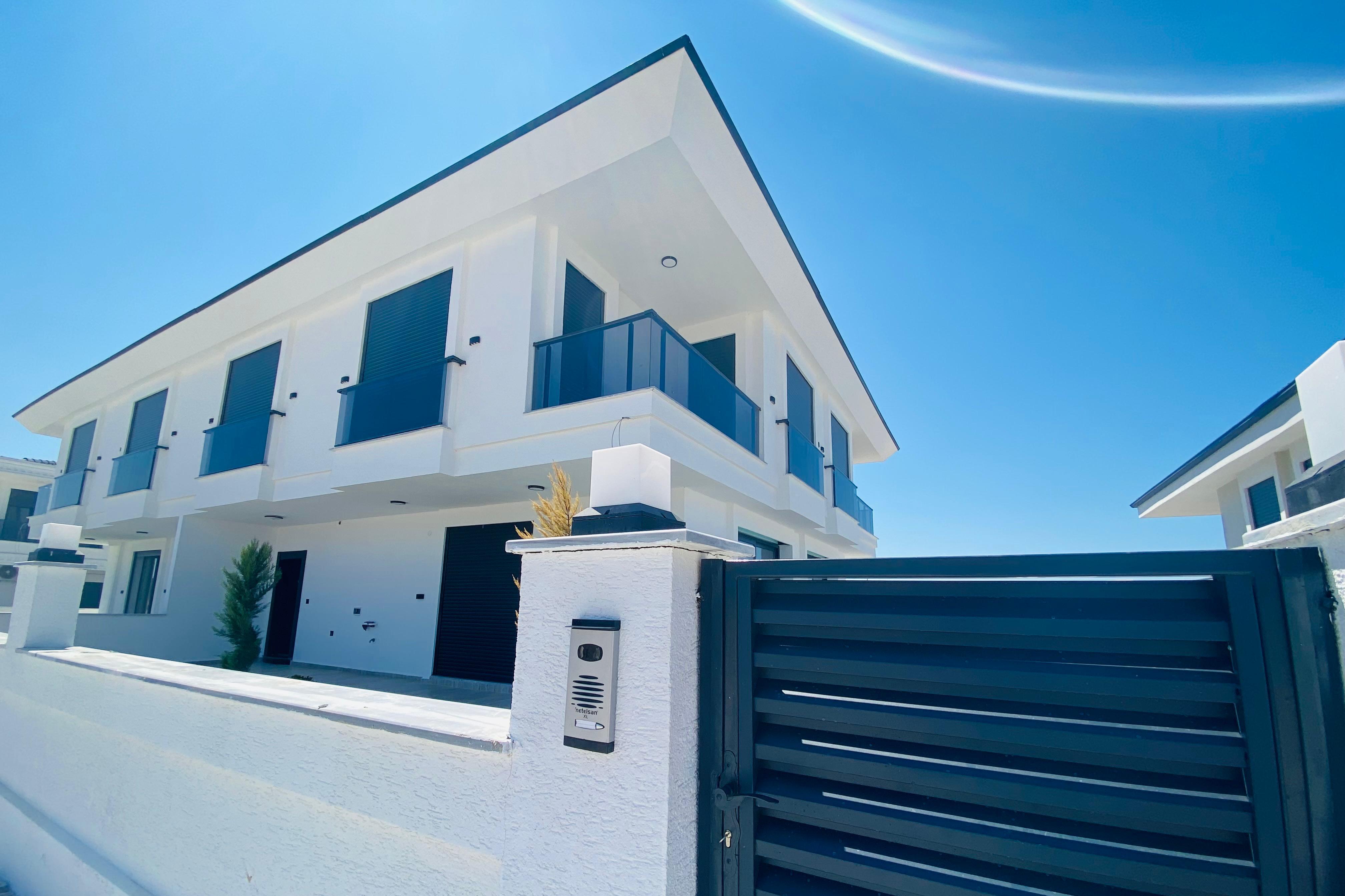 DİDİMDE SATILIK HARİKA GÜN BATIMI VE DENİZ MANZARALI HAVUZLU VİLLA