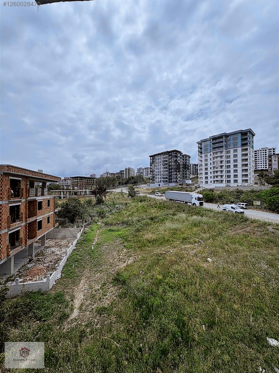 Karşıyaka spor kompleksi üstünde satılık 2+1 daire