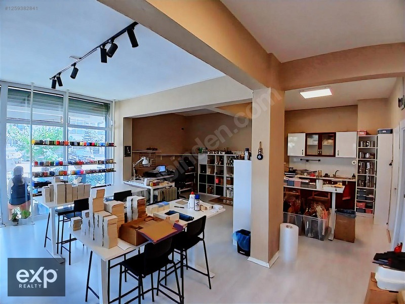 Karşıyaka'da Cadde Üstü Köşe Konumda 75m2 Satılık Dükkan