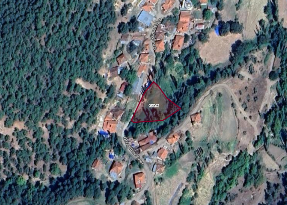 KÜTAHYA GEDİZ ARICA   KÖYÜNDE 1.522  M²   İFRAZA UYGUN İMARLI ARSA SATILIKTIR