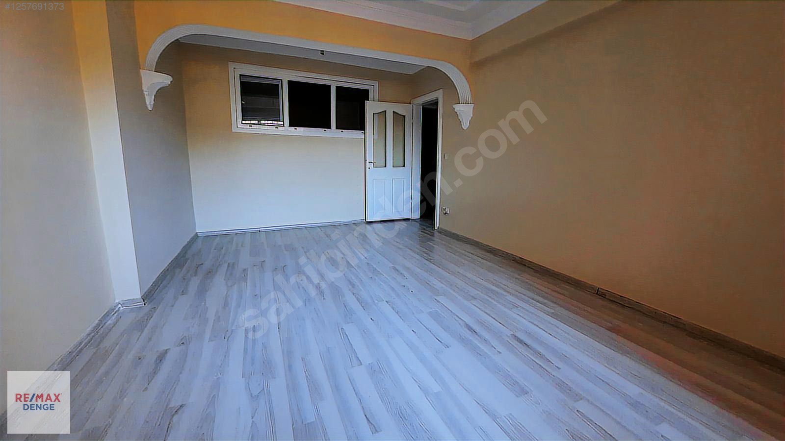 EYÜPSULTAN ORUÇ SOKAK DA BAHÇEKATI SATILIK DAİRE