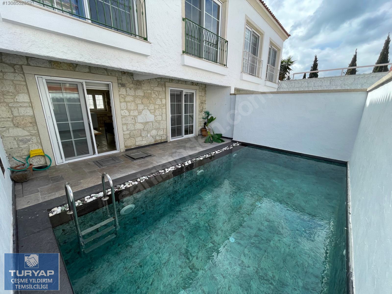 TURYAP 'tan ÇEŞME ALAÇATI HACIMEMİŞTE HAVUZLU KİRALIK 3+1 VİLLA