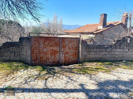 BERGAMA KOZAK YAYLASI KARAVELİLER MAH DE 485 m2 EV VE ARSASI