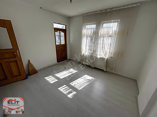 KARASU ÇARŞI MERKEZDE SATILIK 3+1 MUTFAK AYRI DAİRE 125 M2