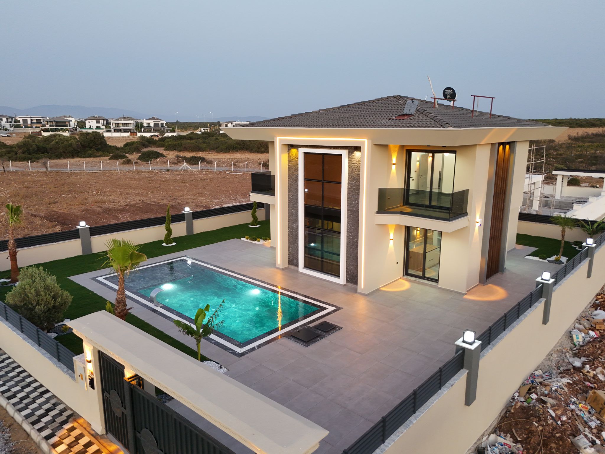 DİDİMDE SATILIK EFELERDE 500 M2 ARSA İÇİNDE 4+1 YERDEN ISITMALI LÜX VİLLA