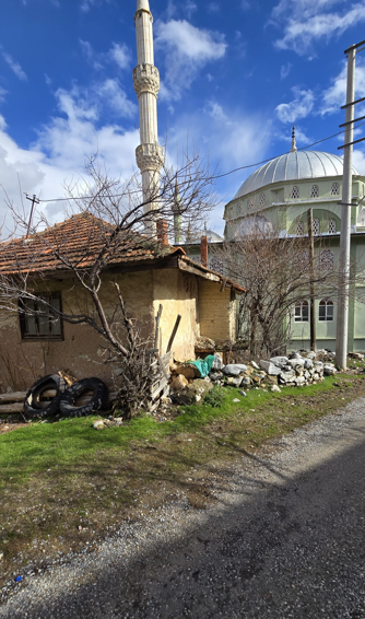 KÜTAHYA SİMAV SÜNNETÇİLER  KÖYÜNDE 107  M² AHŞAP EV VE ARSASI  SATILIKTIR