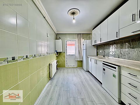PURSAKLAR İMİR EMLAK'TAN MERKEZDE G.CEPHE KATTA YAPILI 3+1 DAİRE