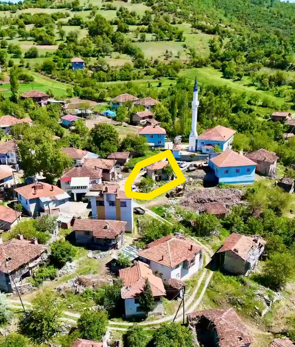 KÜTAHYA SİMAV KÖSELER  KÖYÜNDE 234 M²  BAHÇELİ AHŞAP EV  SATILIKTIR