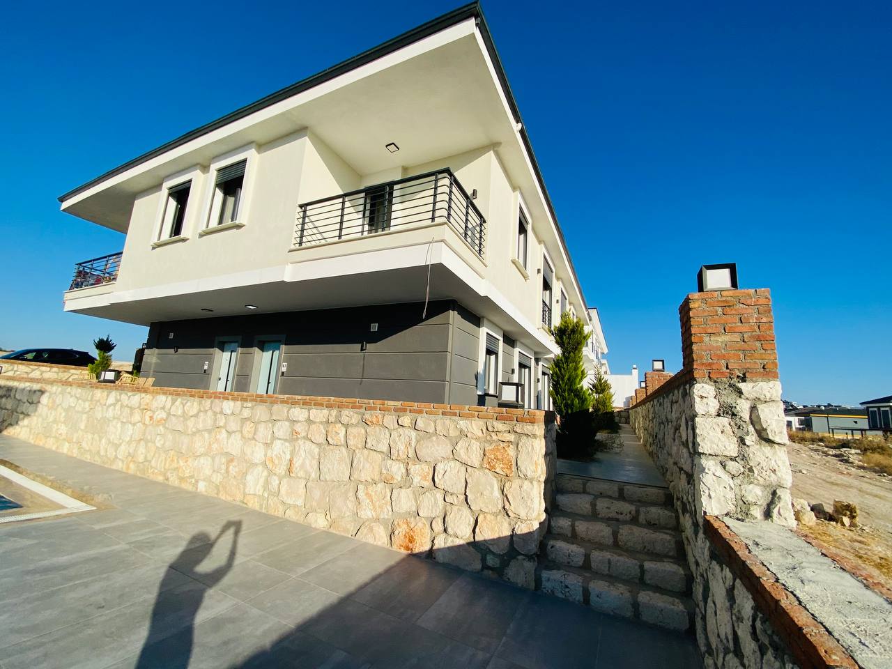 DİDİMDE SATILIK HARİKA DENİZ MANZARASI VE HAVUZLU SİTEDE VİLLA