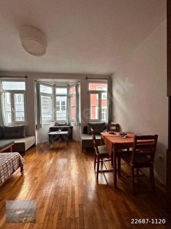 CİHANGİR DE SATILIK 2. KAT TARİHİ BİNADA KÜÇÜK DAİRE