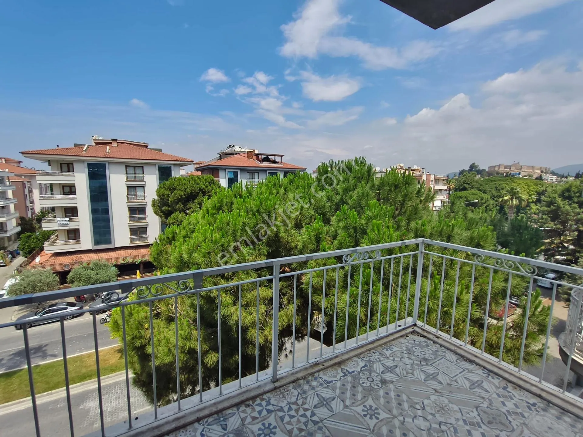 İzmir Selçuk Merkezde Full Eşyalı, Yenilenmiş 3 Balkonlu 2+1 Daire