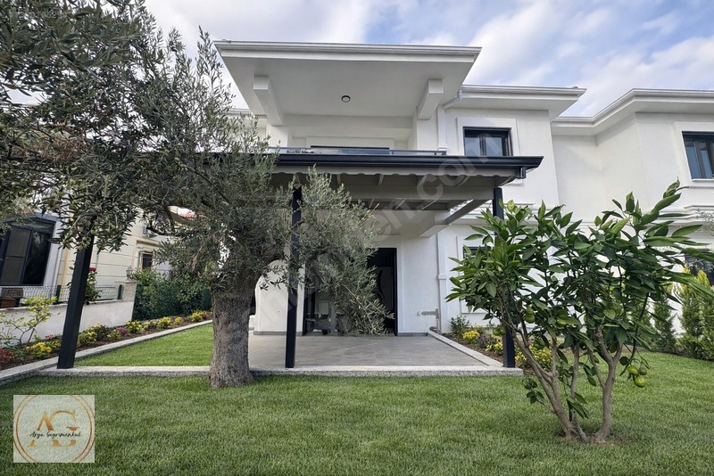 Küçükkuyu'da Bahçe Kullanımlı 2+1 Lüks Daire (Denize 300m)