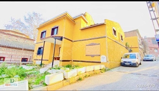 Tophane Saltanat kapısında Bahçeli Otel Ruhsatlı Satılık Bina.