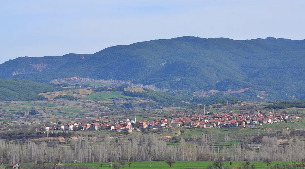    KÜTAHYA GEDİZ ÇUKURÖREN   KÖYÜNDE 3.276  M² TARLA  SATILIKTIR