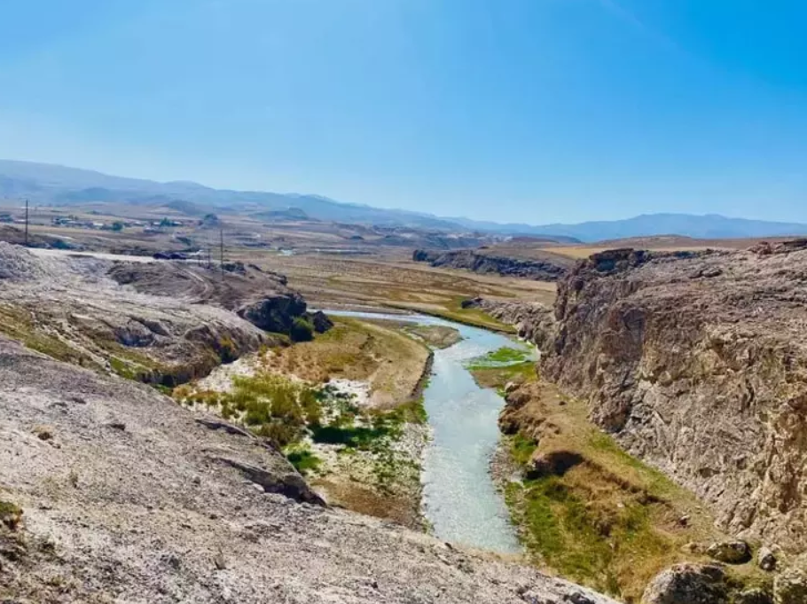 AĞRI DİYADİN BATIBEYLİ  KÖYÜNDE 2.023 M² TARLA SATILIKTIR