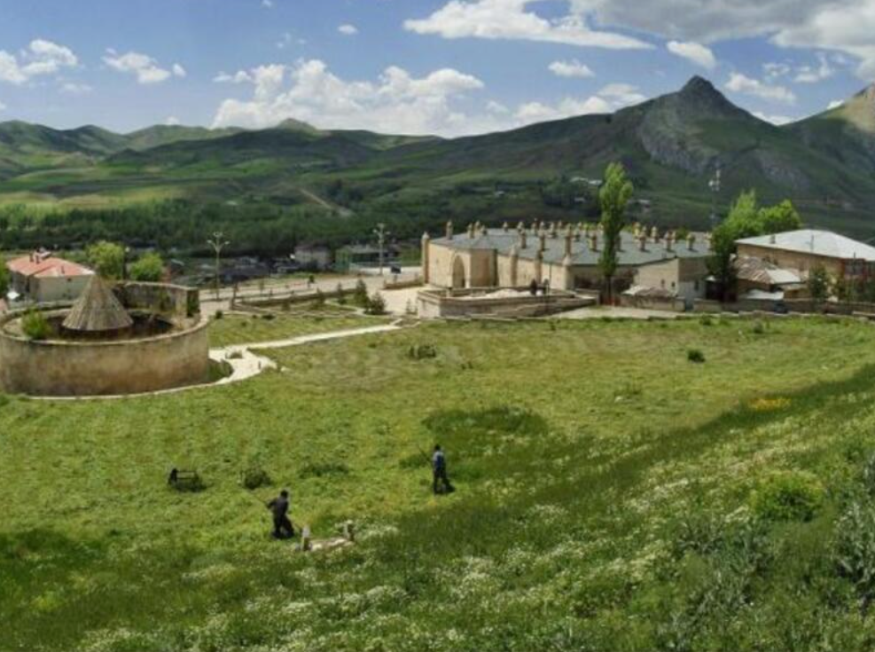 ERZİNCAN TERCAN KARAKIŞLAK KÖYÜNDE 4.757 M² TARLA SATILIKTIR