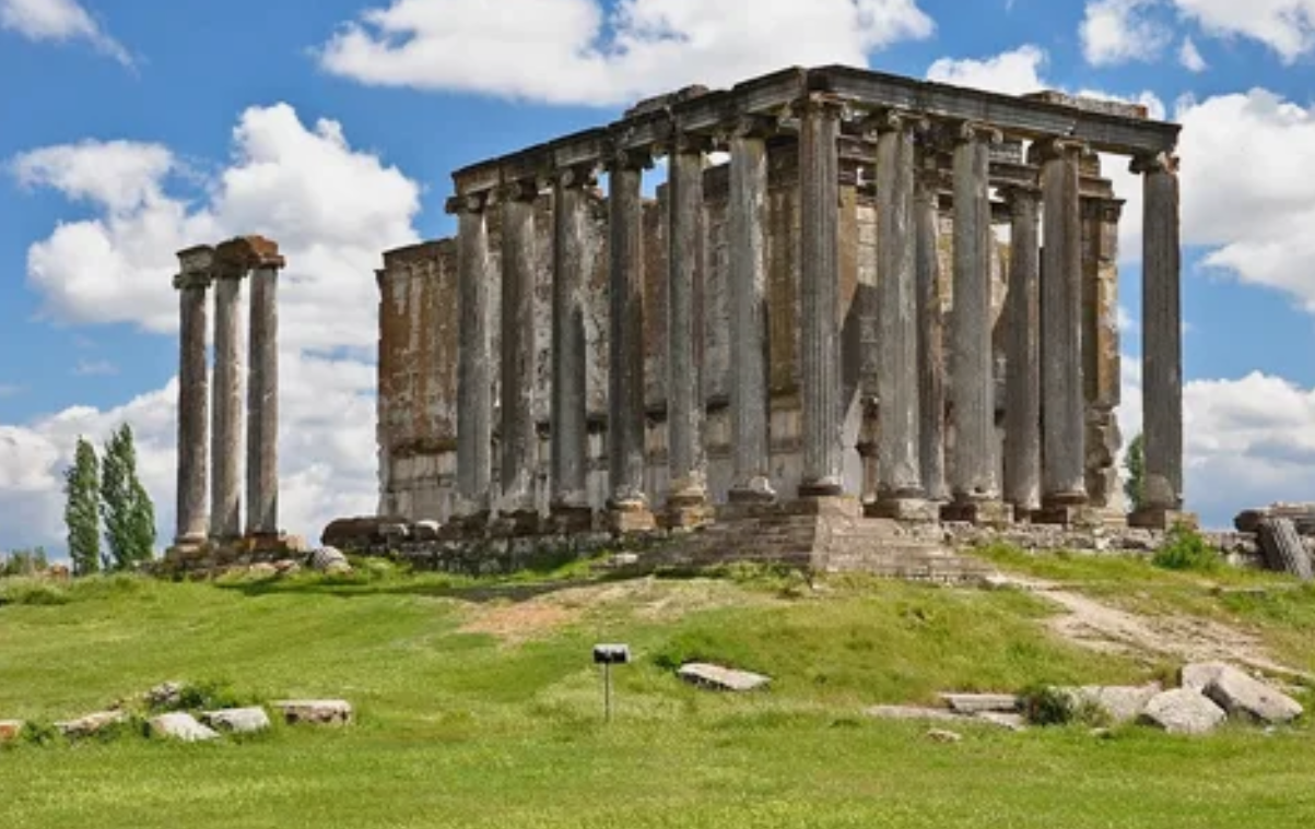   KÜTAHYA ÇAVDARHİSAR YUKARI  KÖYÜNDE 14.334 M²  TARLA  SATILIKTIR