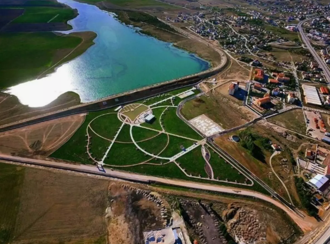 KONYA CİHANBEYLİ ÜZERLİKTEPE   KÖYÜNDE  19.308  M²  TARLA  SATILIKTIR