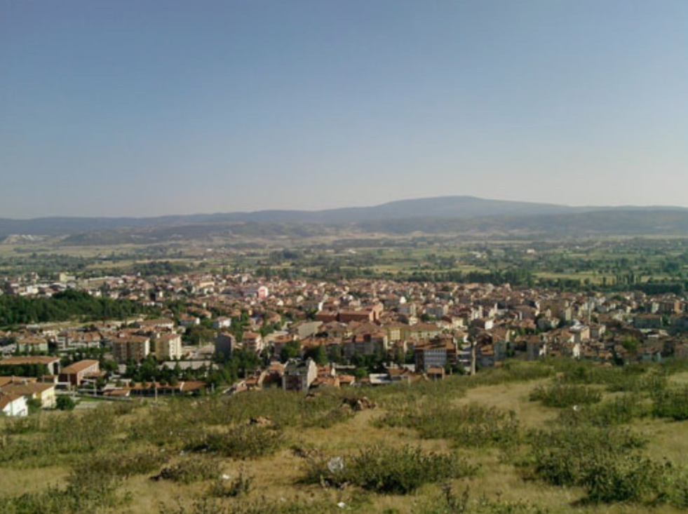 KÜTAHYA TAVŞANLI KARAKİŞİ KÖYÜNDE 1.536 M² TARLA SATILIKTIR.