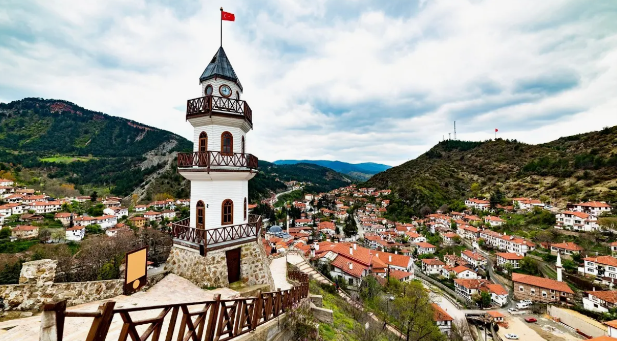  BOLU GÖYNÜK KAŞIKÇIŞEYHLER   KÖYÜNDE  244  M²  İMARLI ARSA  SATILIKTIR