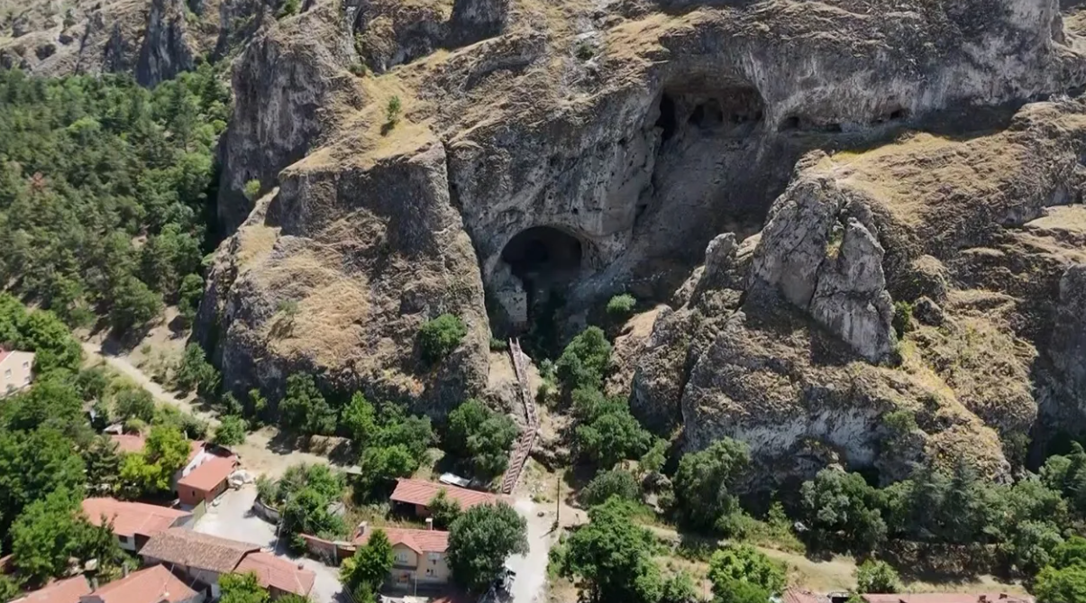 ESKİŞEHİR İNÖNÜ AŞAĞIKUZFINDIK KÖYÜNDE 1100M² TARLAMIZ SATILIKTIR