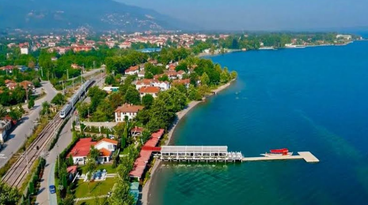 SAKARYA ADAPAZARI BÜYÜKHATAPLI  KÖYÜNDE 9.361 M²  TARLA  SATILIKTIR