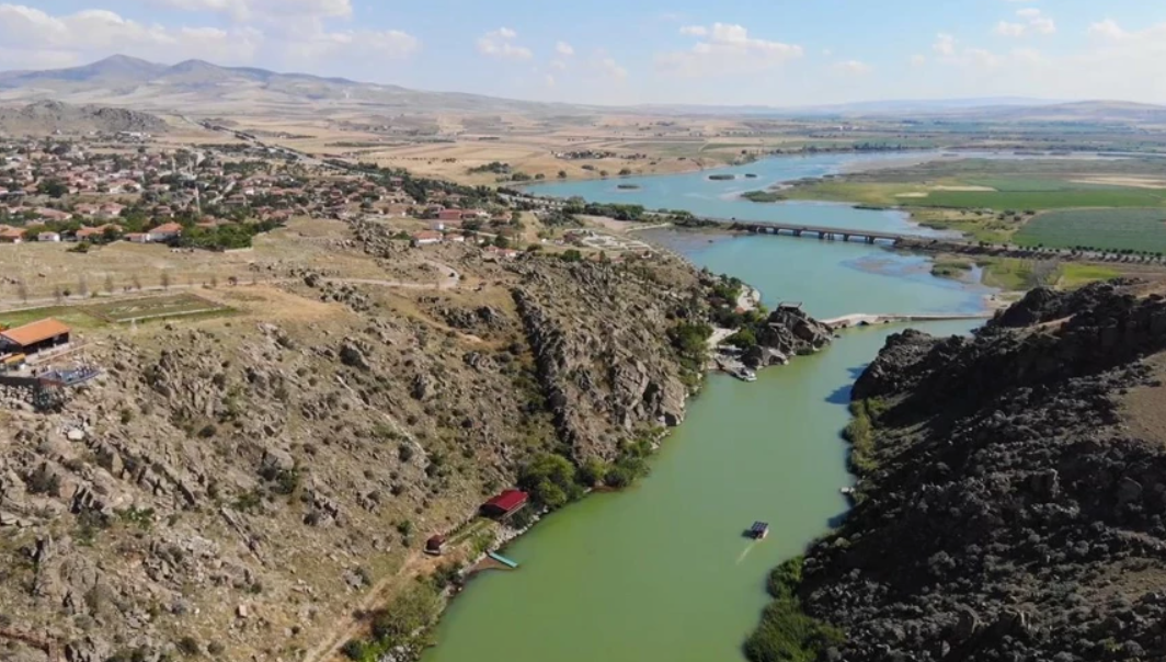   KONYA BOZKIR HACILAR KÖYÜNDE  3.577 M² ELMA BAHÇESİ SATILIKTIR.