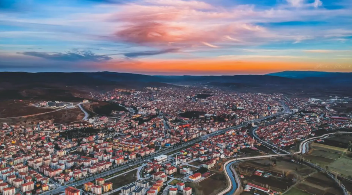  KÜTAHYA TAVŞANLI BAŞKÖY  KÖYÜNDE 423  M²  TARLA  SATILIKTIR