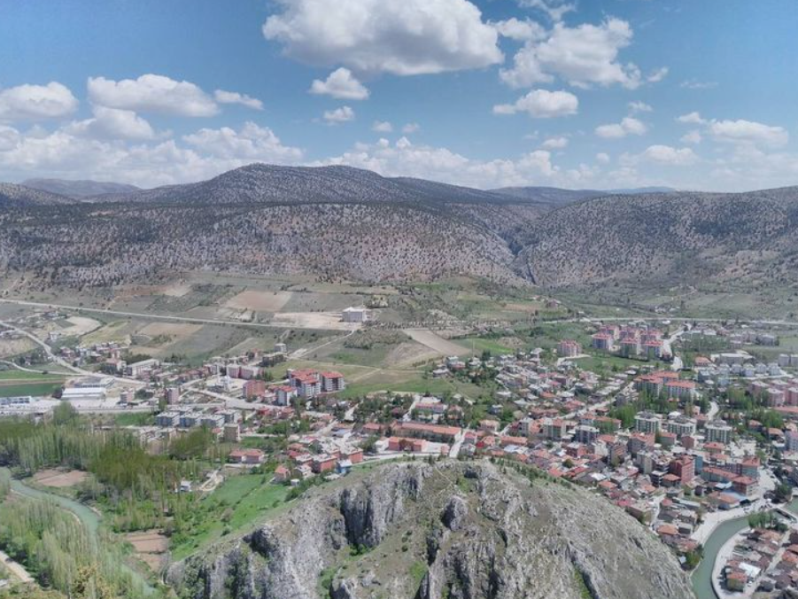   KONYA BOZKIR HACILAR  KÖYÜNDE 2.591 M² TARLA SATILIKTIR