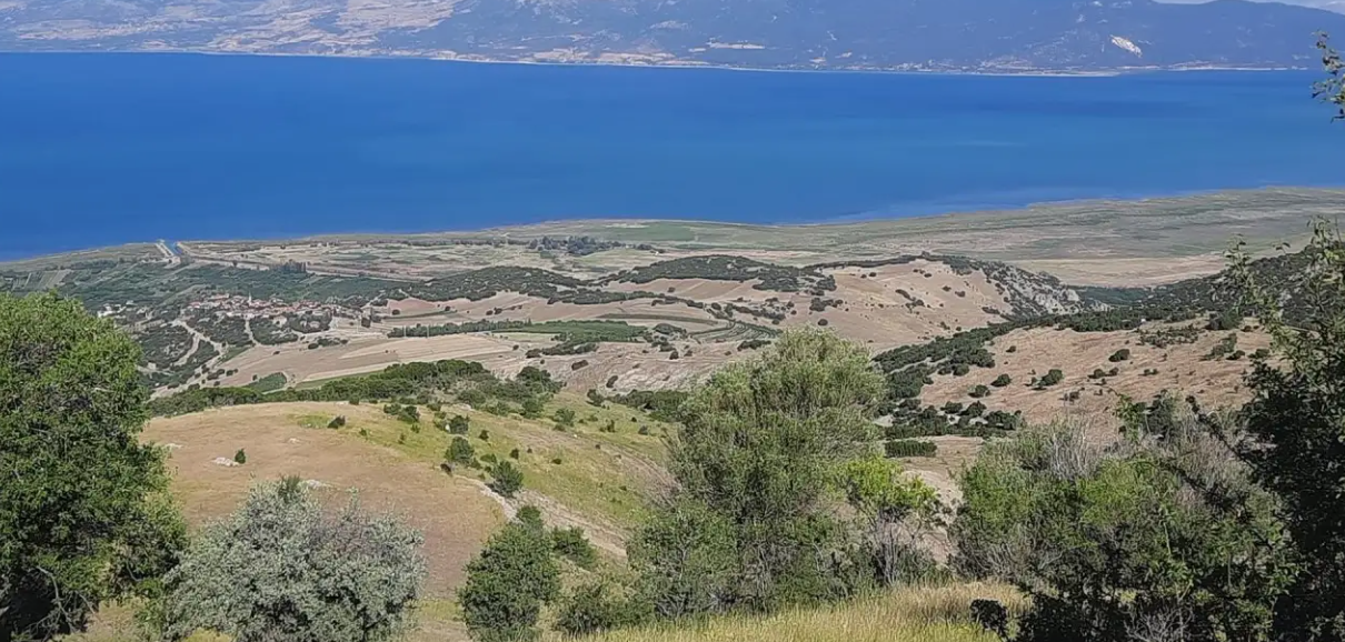   ISPARTA GELENDOST KÖKE  KÖYÜNDE 1.585 M²  TARLA  SATILIKTIR