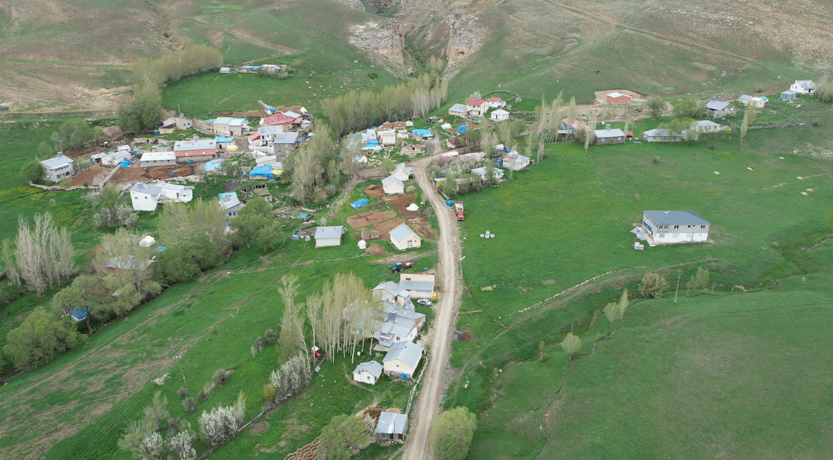  ERZURUM ÇAT MURATÇAYIRI KÖYÜNDE 9.847M² ÇAYIR SATILIKTIR.