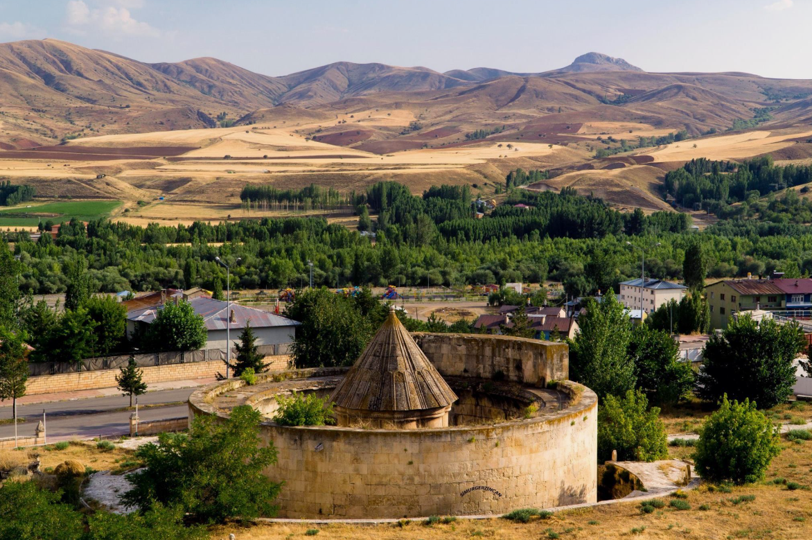  ERZİNCAN TERCAN KARACAKIŞLAK KÖYÜNDE 5.224 M² TARLA SATILIKTIR