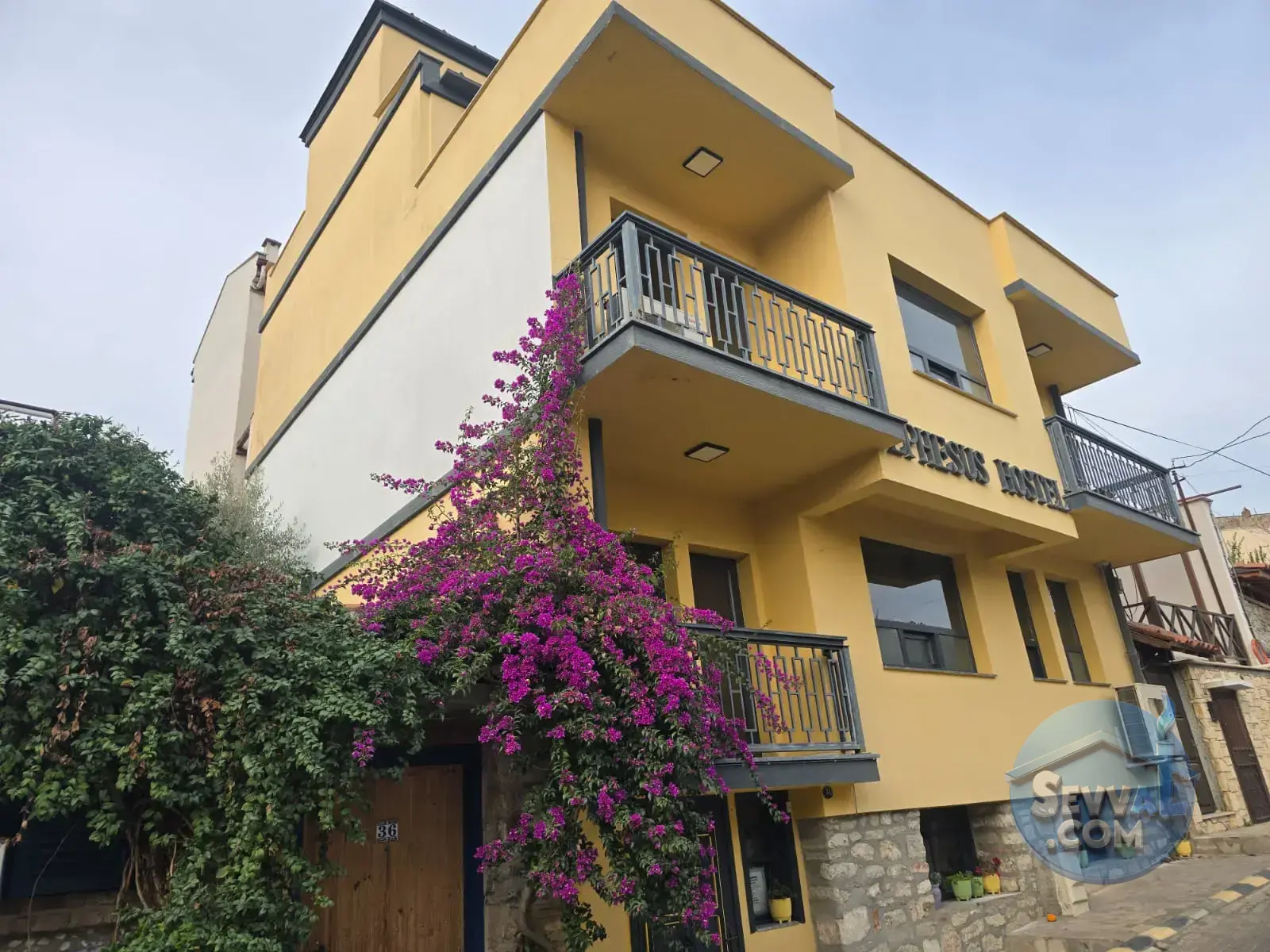 SELÇUK ATATÜRK MAHALLESINDE SATILIK HOSTEL KULLANIMLI BINA