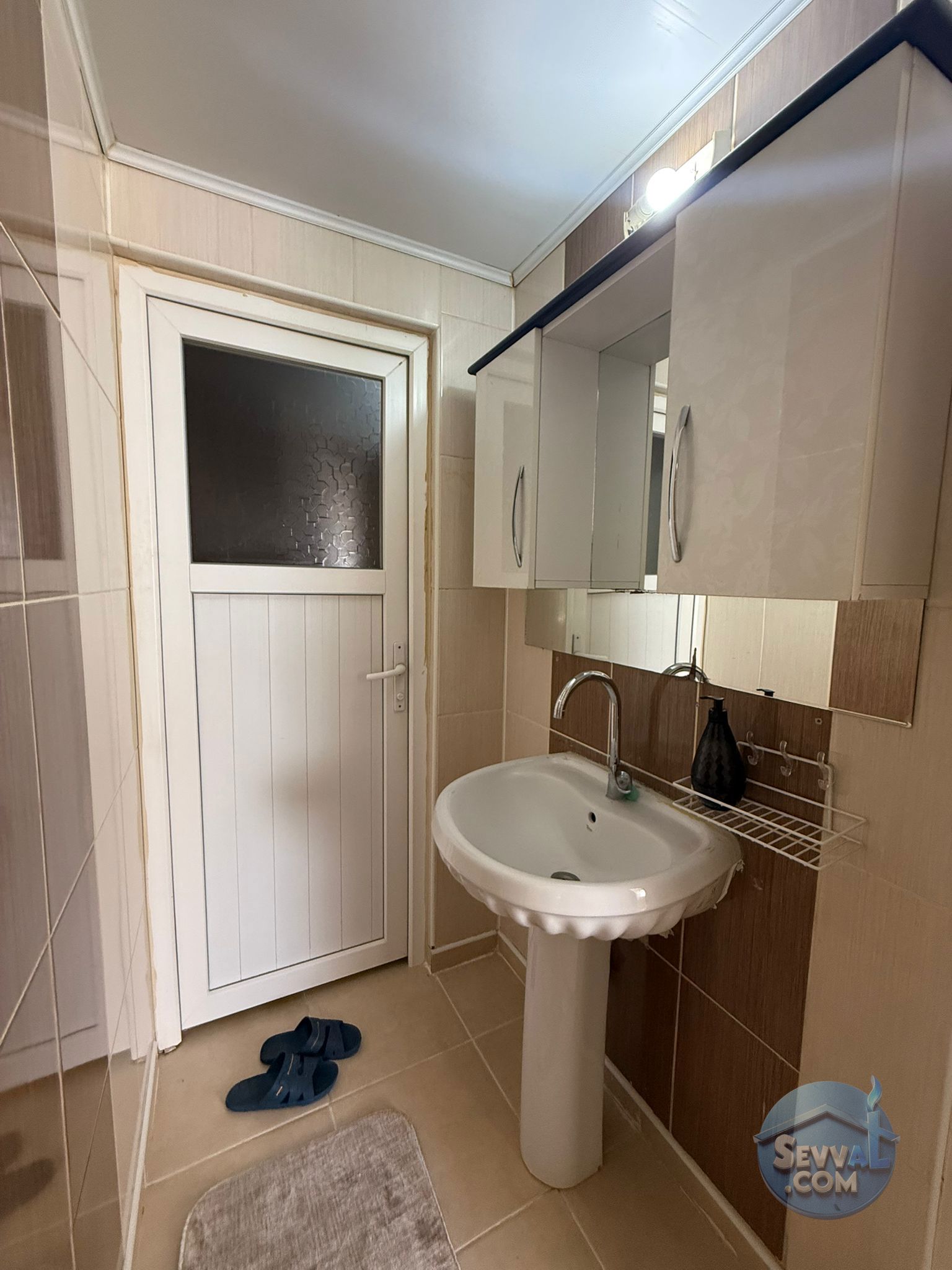  AKPIYAR MAH. 1. KAT 4 ODALI 160 m2 BÜRÜT İÇİ TEMİZ EBEVEYN BANYOLU VE BALKONLU