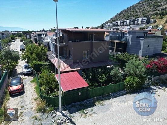 KUŞADASI YAVANSU MAHALLESI’NDE KÖŞE KONUMLU, KIŞ BAHÇELI 4+1 VILLA!