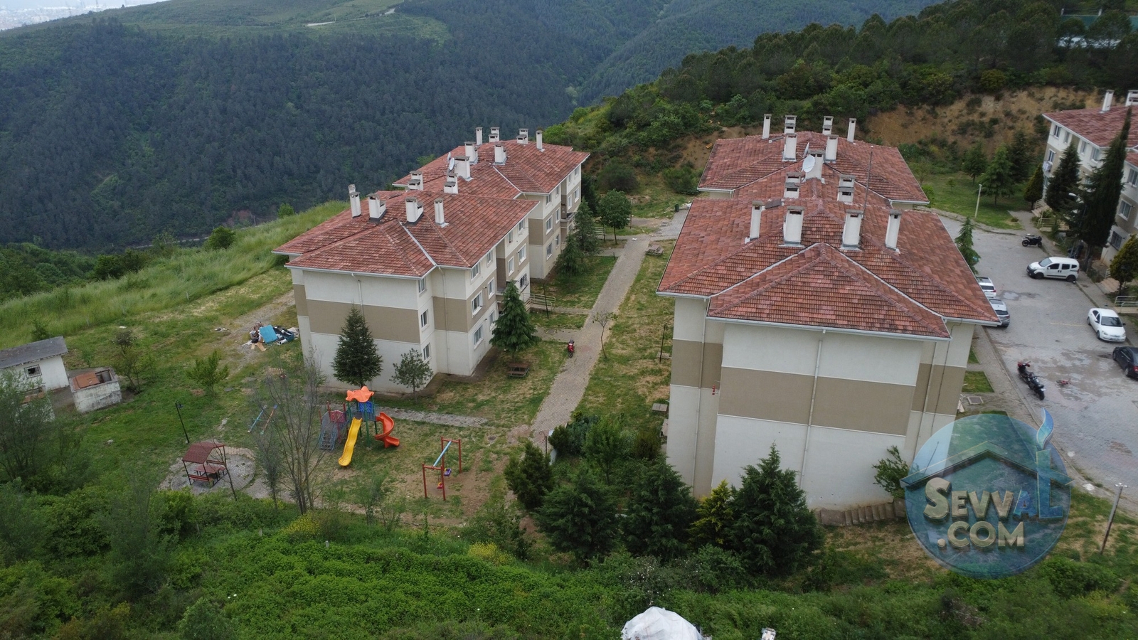 İZMİT TOKİ 3 KATLI BİNADA SATILIK 2+1 DAİRE